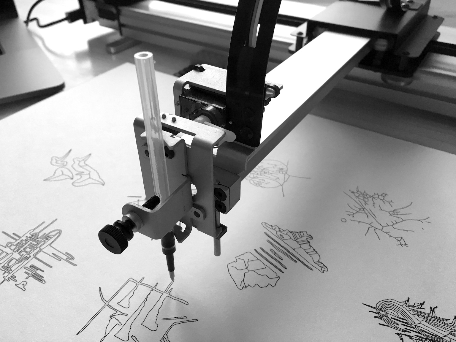 Alat Digital Pen Plotter dengan Algoritma Canggih untuk Produksi Gambar Intensif dan Momen Kreatif